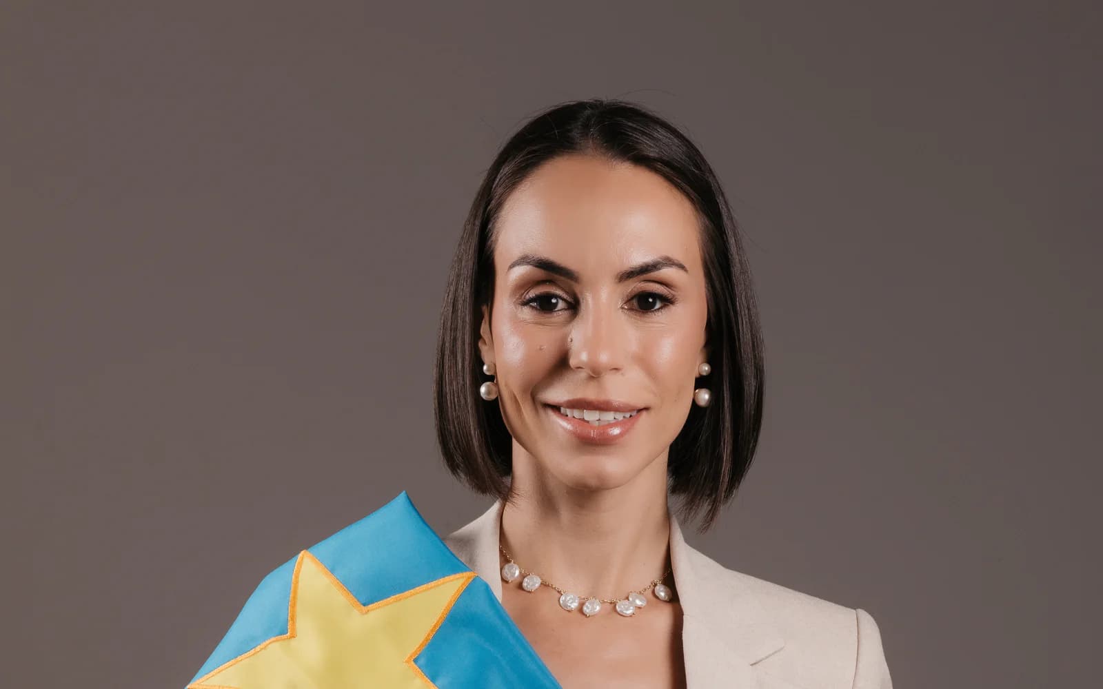 Luana Ruiz com a bandeira de Mato Grosso do Sul